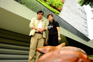 Prof Peter Ng & Aileen Toh with the sculpture on 19 Feb 2016. Photo by Martyn Low.